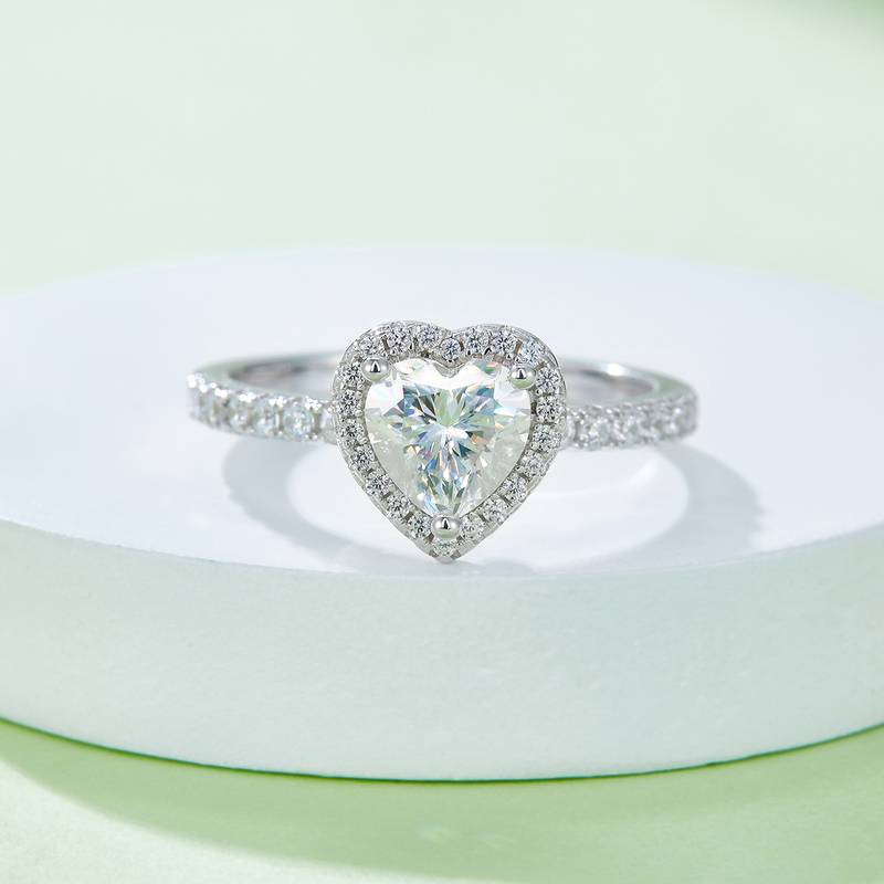 Affordable Luxury心形S925银镀白金MoissaniteWomen's Ring1.0ctD级
